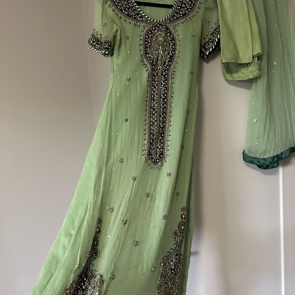 Green shalwar kameez - Picture 2 of 2